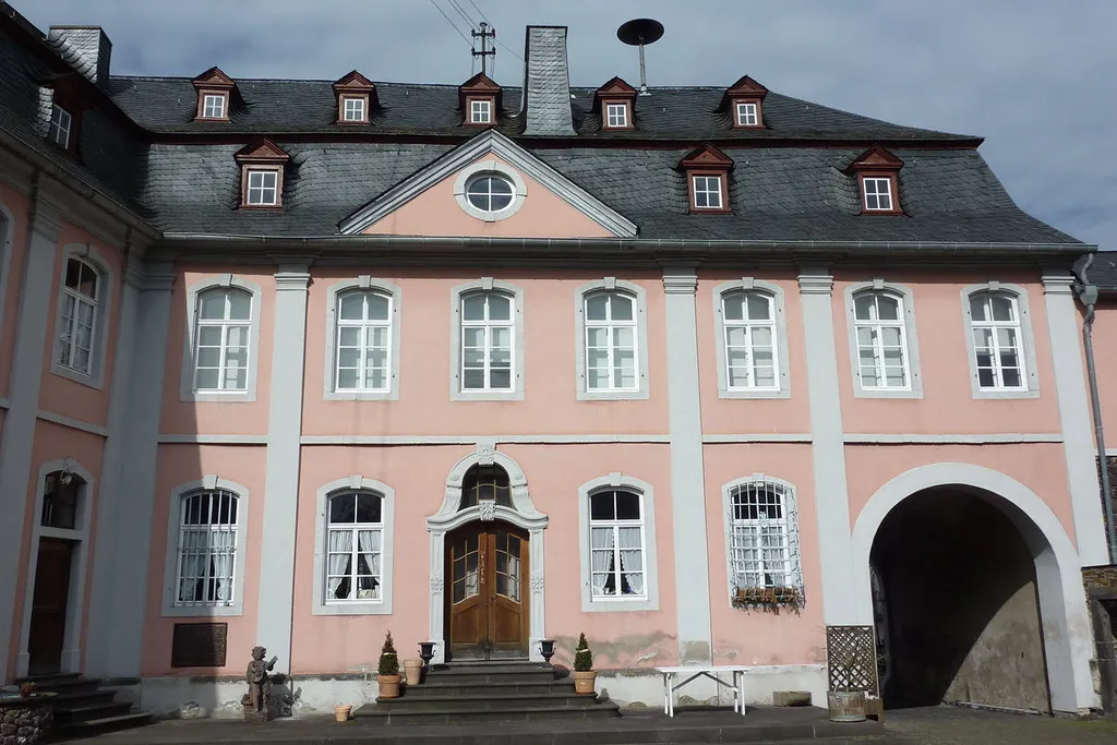 Burghaus Wassenach, Hofseite
