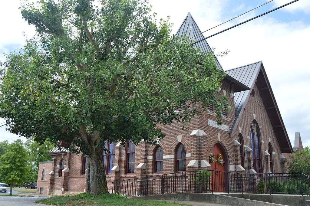 Front and eastern side of the Munfordville Baptist Church, located at 501 N. West Street (Kentucky Route 88) in Munfordville, Kentucky, United States. Built in 1914, it is listed on the National Register of Historic Places.