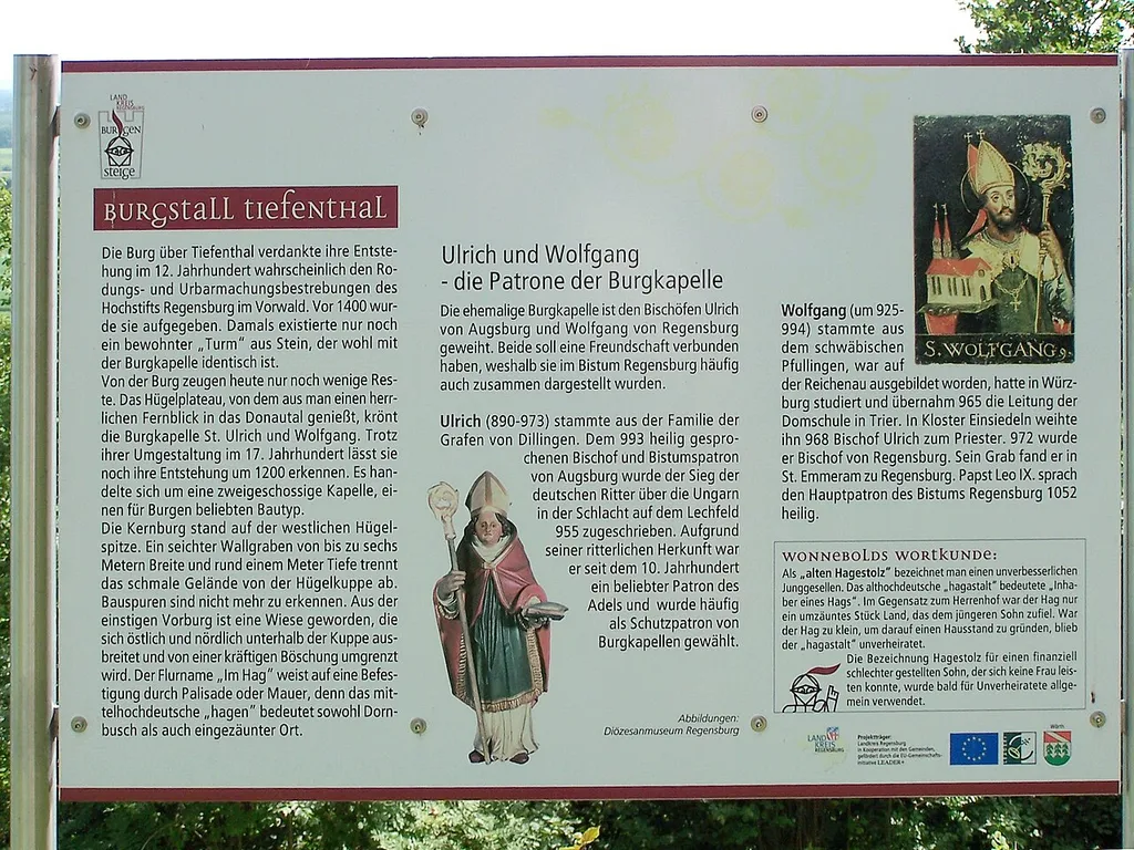 Wörth an der Donau. Tiefenthal. Infotafel neben der Kirche St. Ulrich und Wolfgang.