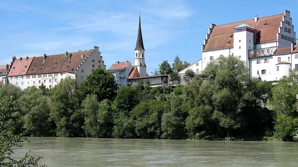 Ehemaliges herzogliches, später kurfürstliches Schloss, seit 1909 Franziskanerinnenkloster, seit 1947 Altenheim, dreigeschossiger spätgotischer Satteldachbau mit Treppengiebeln, mit Resten der mittelalterlichen Wehrmauer, 1531; Ziehbrunnen; Gartenmauer, gotisierend, um 1900.