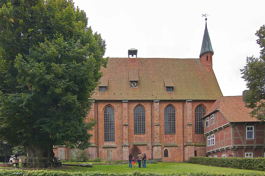 Das Kloster Isenhagen in Isenhagen-Hankensbüttel entstand in den Jahren 1345–1350 als Zisterzienserinnenkloster und ist seit 1540 ein evangelisches Damenstift.