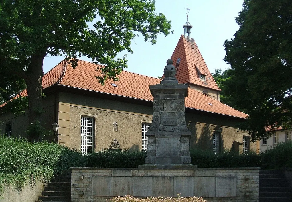 Springe, Ortsteil Gestorf, die Kirche im Vordergrund das Kriegerdenkmal