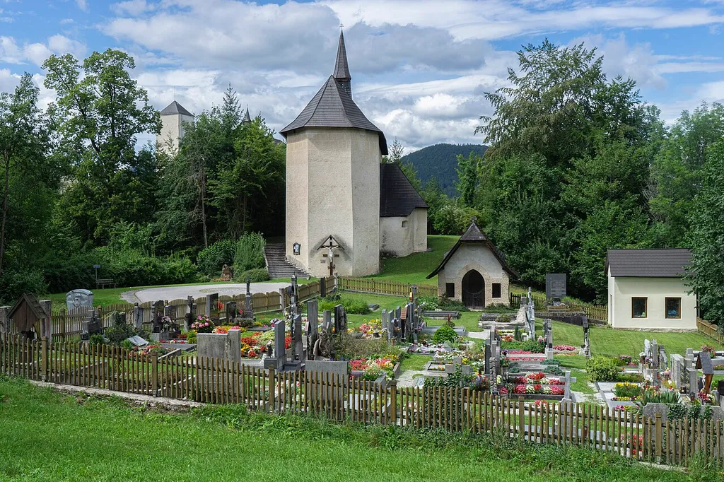 Kath. Pfarrkirche hll. Philipp und Christophorus. Dahinter Burg Kranichberg