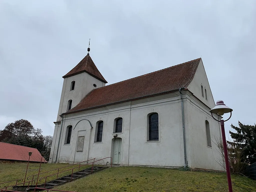 Die Dorfkirche Hoppegarten der Stadt Müncheberg ist eine barocke Saalkirche aus dem Jahr 1714. Im Innenraum steht unter anderem ein Kanzelkorb, der zu einem Kanzelaltar aus dem Jahr 1733 gehört.