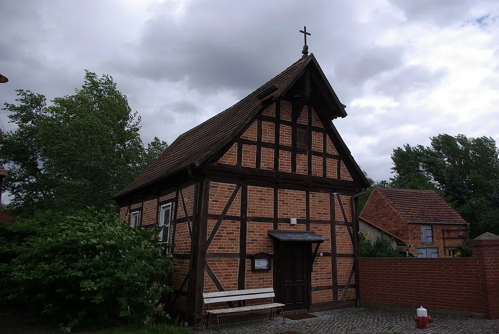Rühstädt in Brandenburg. Die Kapelle im Ortsteil Gnevsdorf steht unter Denkmalschutz.
