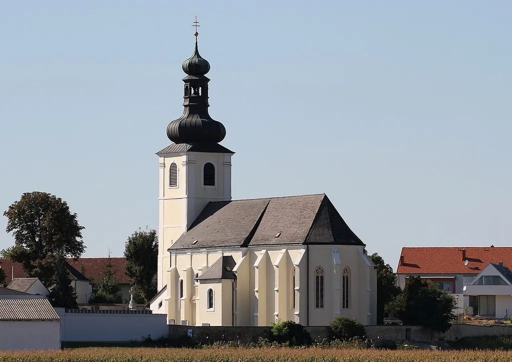 Die Pfarrkirche Mariä Himmelfahrt in der burgenländischen Gemeinde Unterfrauenhaid. Eine gotische Kirche, die 1660 barockisiert wurde.