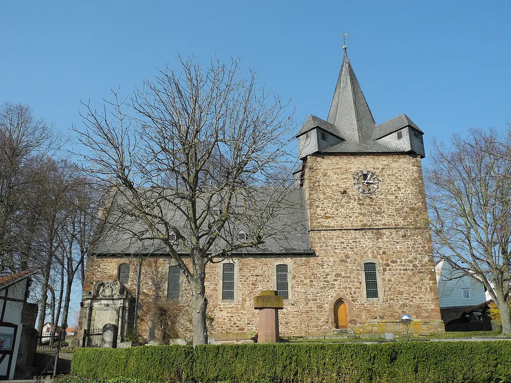 Die romanische Martinskirche in Bergheim, im Landkreis Waldeck-Frankenberg, Hessen, Deutschland. Im Chorturm finden sich Ausmalungen aus dem 15. Jahrhundert, im zweischiffigen Langhaus aus dem 16. Jahrhundert.