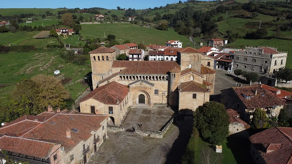 Vista panorámica desde el sur de la Colegiata de Santa Juliana, y Palacio de Velarde al fondo (Santillana del Mar).
