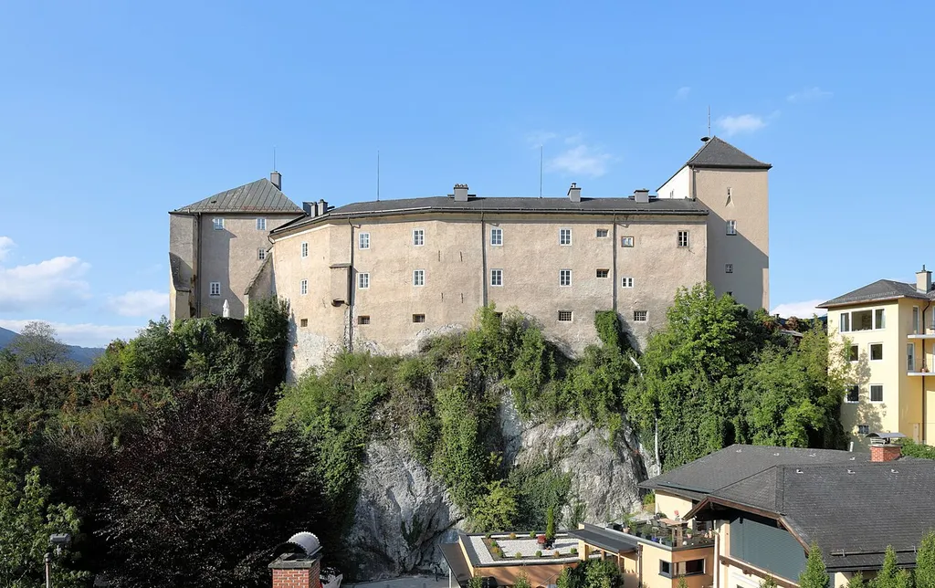 Südansicht der Burg Golling in der Salzburger Marktgemeinde Golling an der Salzach.