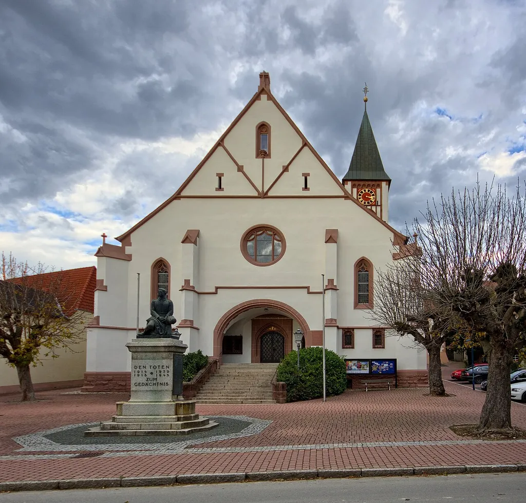 Bilder des Innenraums der St. Georgskirche in Ehrenstetten, einem Teil der Gemeinde von Ehrenkirchen.