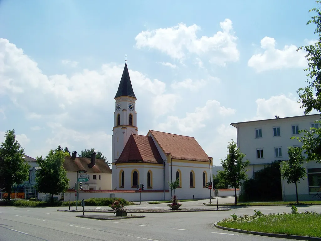 Dingolfing, Bahnhofstraße 53. Katholische Filialkirche St. Antonius. Ehem. Kirche des Siechen- und Leprosenhauses, Saalkirche mit Südturm, Chor vor 1432, Turm und Langhaus 1896; mit Ausstattung.