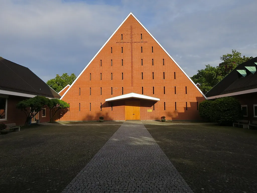 Thomaskirche im Gut, Zürich - Vorplatz mit Kirchenfassade