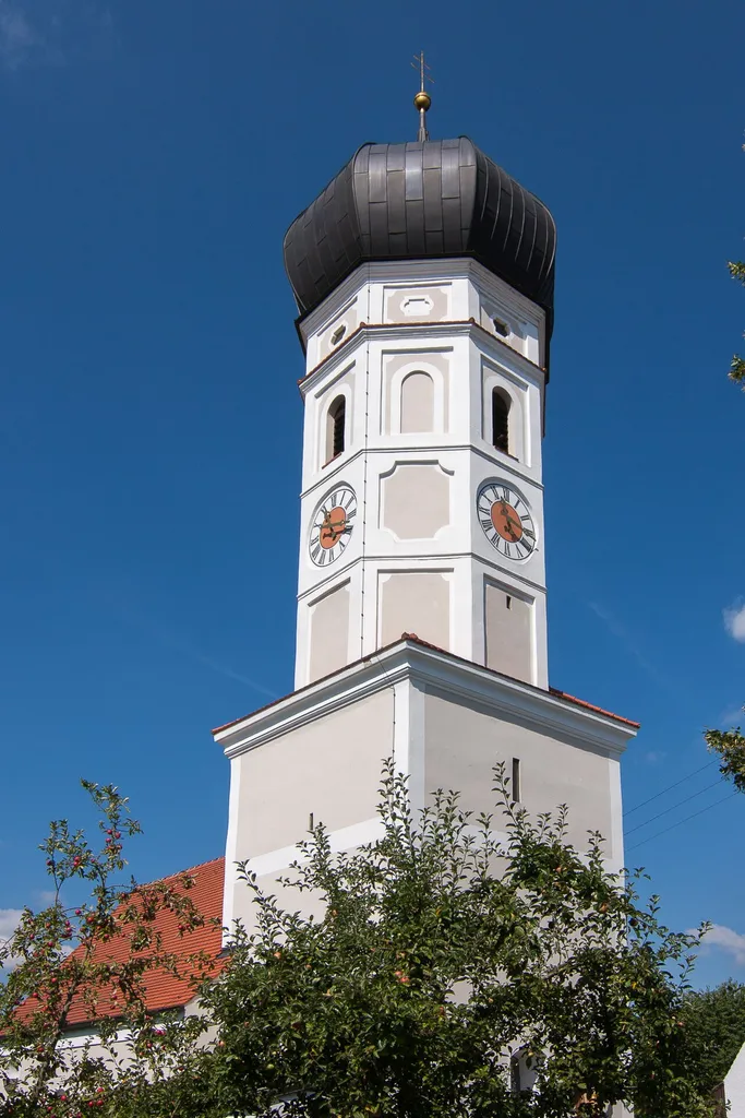 Kath. Filialkirche St. Peter und Paul; romanisch, Chorturm 15. Jahrhundert, Turmaufbau 17. Jahrhundert; mit Ausstattung.