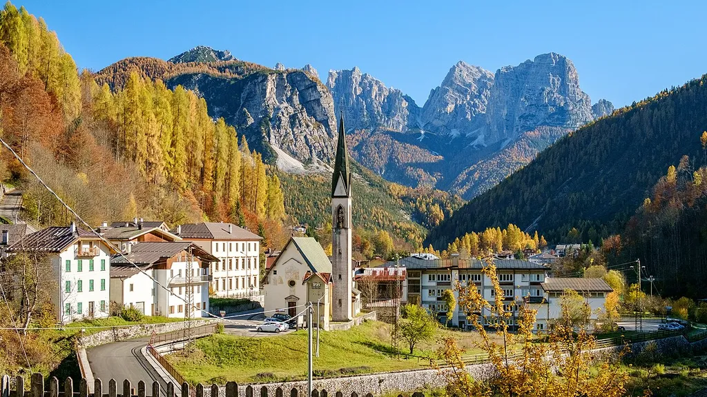 Forno di Zoldo mit Kirche Sant'Antonio Abate im Herbst 2015.