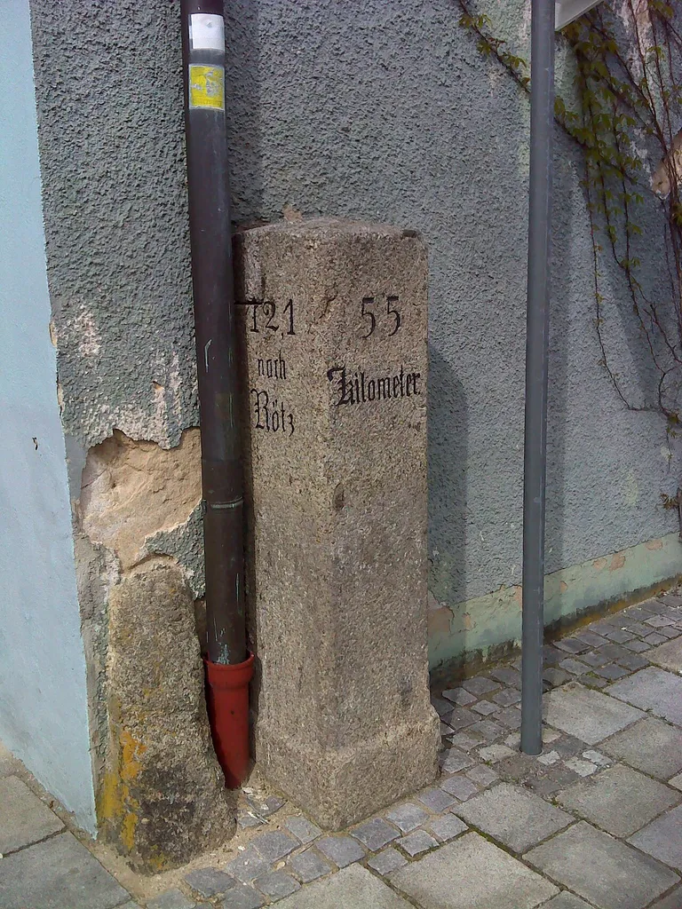 Neunburg vorm Wald, Bayrischer Kilometerstein bei Hauptstraße 63, nördliche Straßenseite, quadratischer Querschnitt Kilometerstein; Vierseitige Stele mit Inschrift, Sandstein, zweite Hälfte 19. Jahrhundert; bei Haus Nr. 63