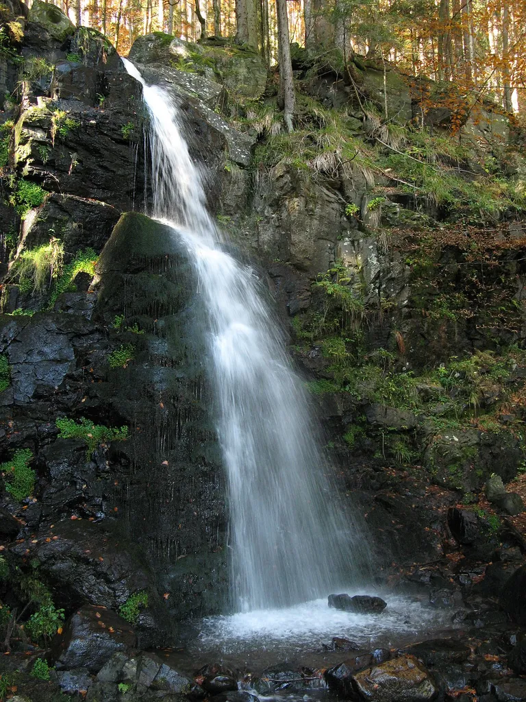 Die obere Stufe der Zweribachwasserfälle am Zweitälersteig im Simonswäldertal im Schwarzwald.