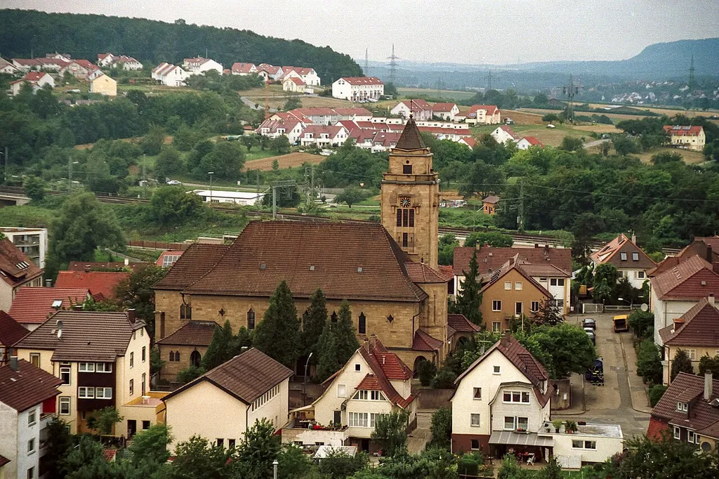 Die Ostseite der katholischen Herz-Jesu-Kirche, aufgenommen vom Turm der evangelischen Pauluskirche.