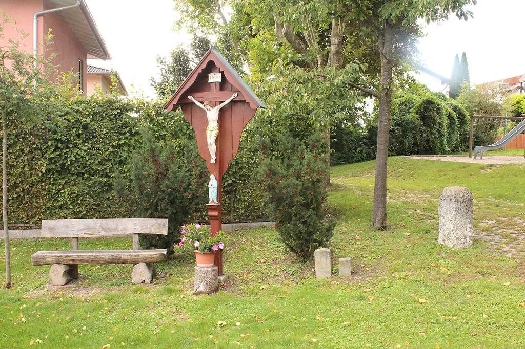 Burgfriedensstein von 1754 in Altdorf/Landshut Nähe Isolde-Kurz-Straße 28 (ganz rechts im Bild)