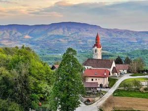 St. Leonard's Church, Koglo