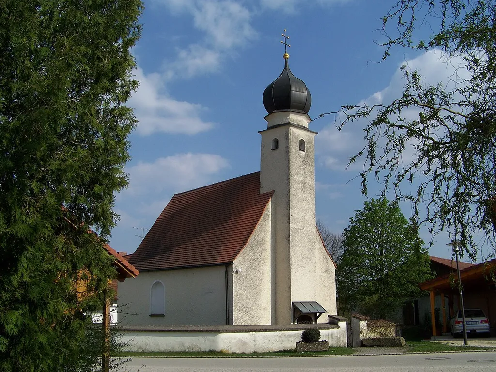 Aufhausen in der Oberpfalz. Irnkofen. Katholische Nebenkirche St. Margareta, Saalbau mit eingezogener Apsis und Fassadenturm mit Zwiebelhaube, Apsis romanisch, Langhaus 1. Hälfte 17. Jahrhundert; mit Ausstattung; Friedhofsmauer, wohl mittelalterlich.