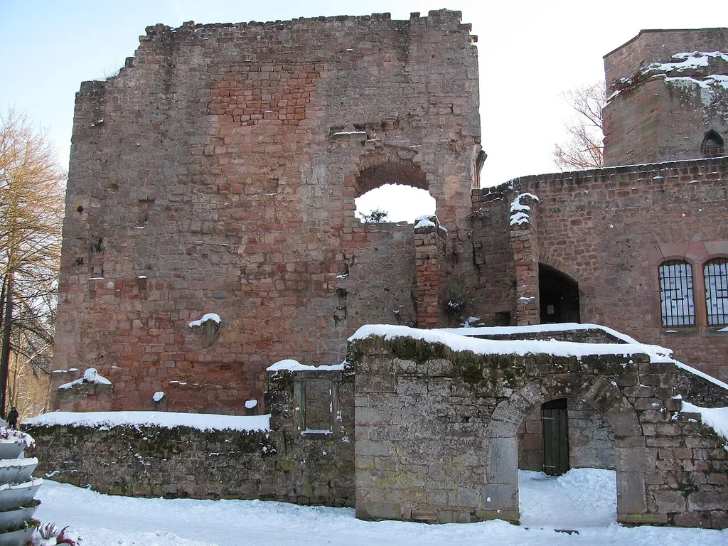 Nanstein Castle in Rhineland-Palatinate: Shield wall and entrance to the inner ward. Ruins of the castle chapel are visible in the lower left.