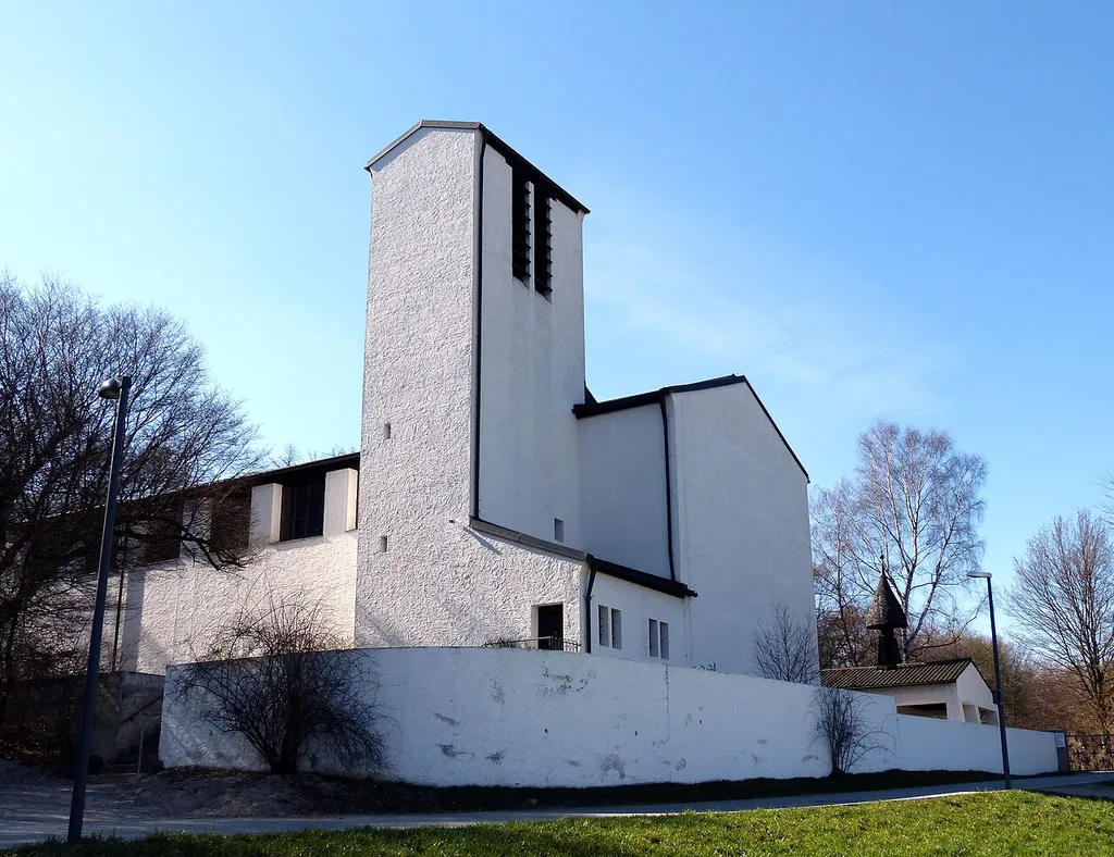 Weßling, OT Oberpfaffenhofen, Bischof-Josef-Weg 5. Die neue Oberpfaffenhofener Pfarrkirche Heilig Kreuz entstand 1934 unter der Leitung des Architekten Thomas Wechs.