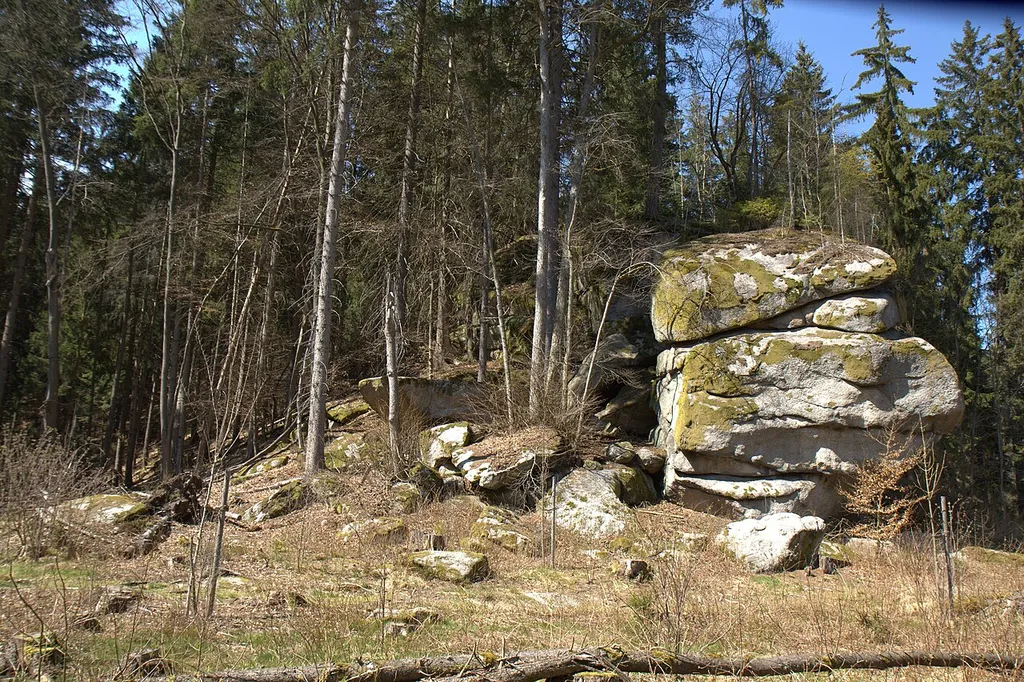 Fels auf dem die Burg Schwarzenschwall stand
