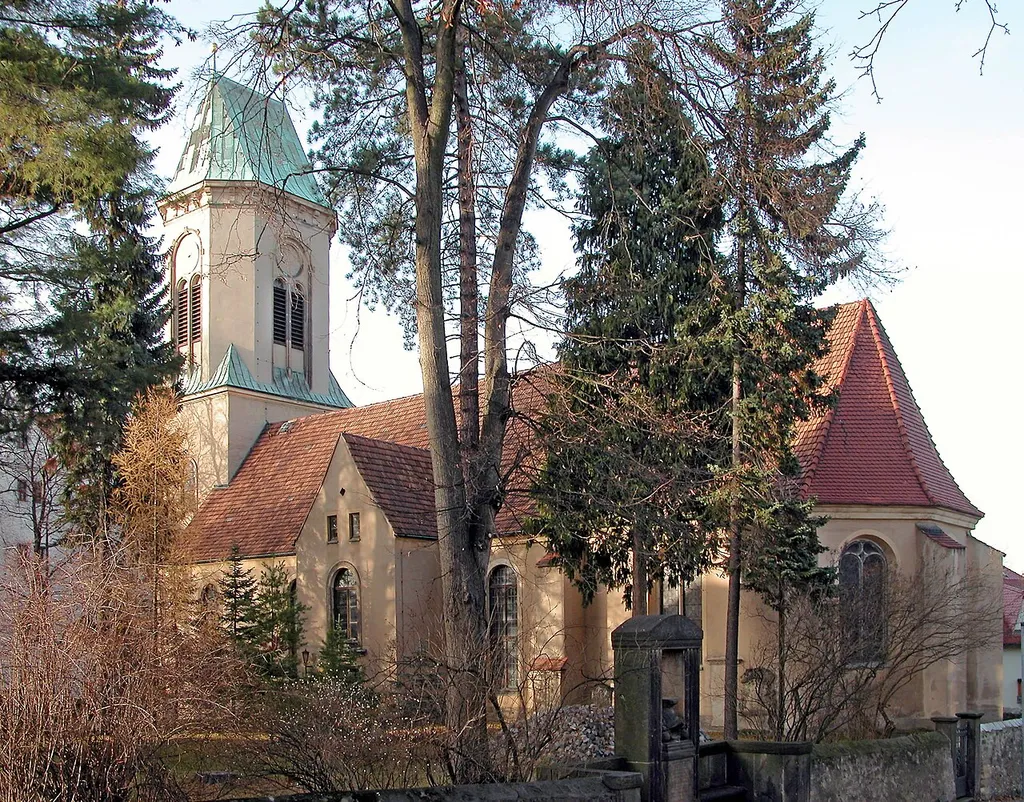 20.11.2003 01328 Dresden-Schönfeld: Dorfkirche (GMP: 51.032703,13.895919). Die Schönfelder Kirche entstand vermutlich um 1300 an Stelle einer älterer Vorgängerin. Reste dieses Vorgängerbaus sind noch im Turm und im hinteren Schiff erhalten. 1660 erhielt sie einen neuen Kirchturm mit einem einfachen Zeltdach. 16 Jahre später (also 1776) erweiterte man das Kirchenschiff von 16 auf 25 Meter und fügte den Chorraum mit einer neuen Gruft hinzu. Turmobergeschoß mit Haube und Laterne folgten 1896. 1974 Rückbau des Turmaufsatzes im Zusammenhang mit einer grundlegenden Rekonstruktion des Gebäudes. Sicht von Südosten. [DSCN]20031120270DR.JPG(c)Blobelt
