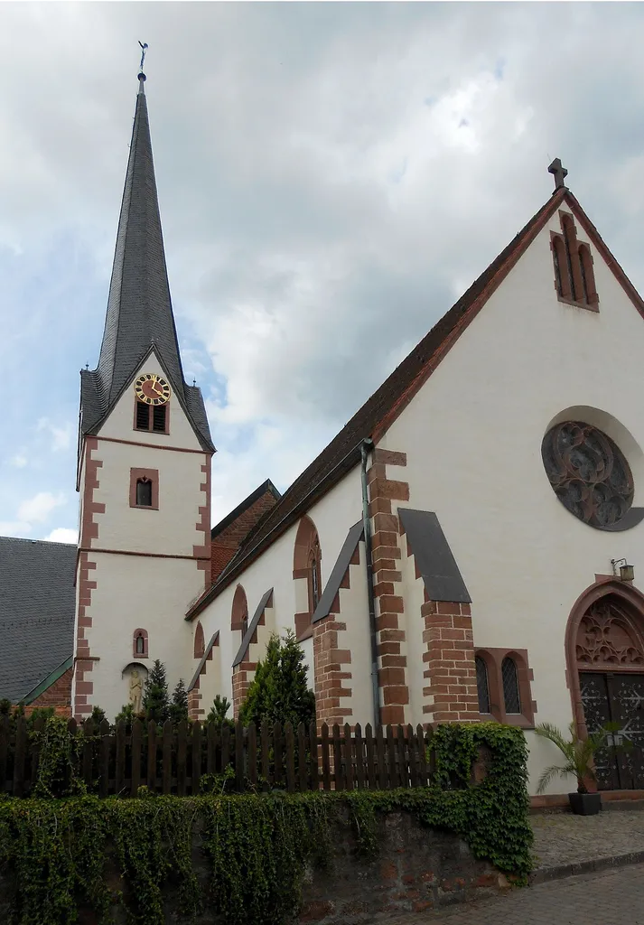kath. Pfarrkirche St. Peter und Paul in Erlenbach am Main, neugotisch, 1907, Turmunterbau 1499, Gemeinderaum 1964; mit Ausstattung; Friedhofmauer an Mainseite, 1595 und 1. Hälfte 18. Jahrhundert, mit eingemauerten Grabsteinen, 18. Jahrhundert; Sandsteinkruzifix, 1757, AktenNr. D-6-76-122-1
