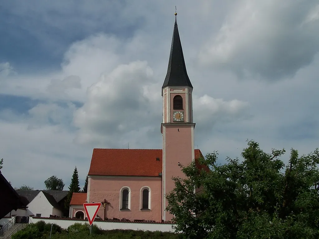 Rottenburg an der Laaber. Niedereuenbach Dorfstraße 10. Filialkirche St. Petrus und Paulus. Chor und Turmunterbau spätgotisch, Langhaus im Kern spätromanisch, um 1720 barockisiert; mit Ausstattung.