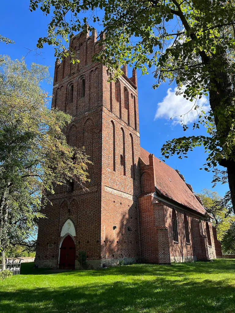 Parys, dawny kościół ewangelicki, obecnie kościół rzymskokatolicki p.w. Matki Boskiej Nieustającej Pomocy