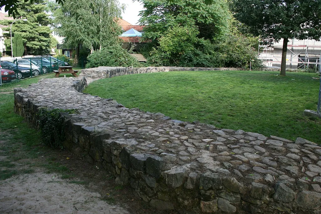 Rekonstruiertes Fundament der ehemaligen de:Burg Bommersheim, Oberursel, Hessen.
