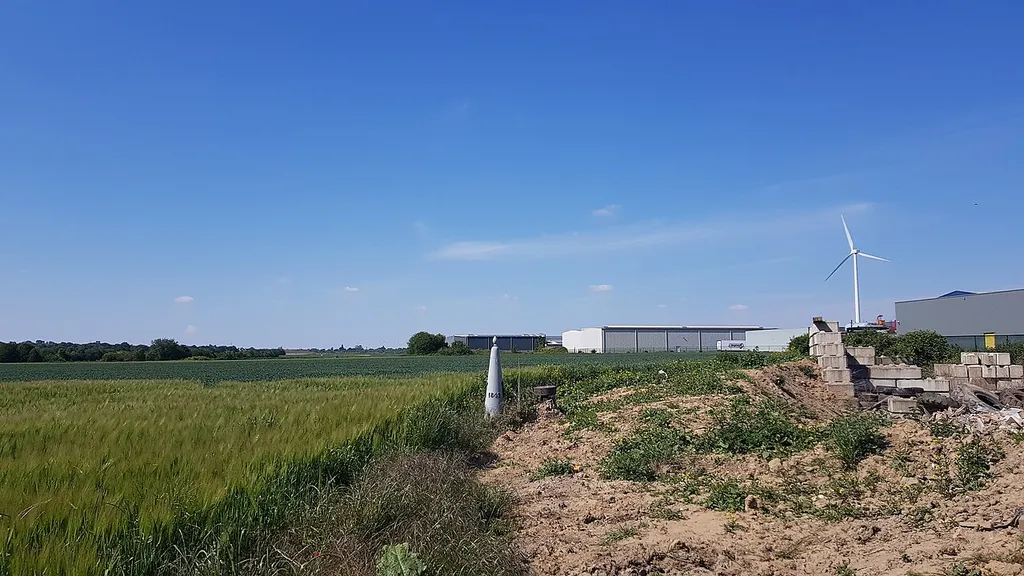 grenspaal 100 tussen België-Nederland, Maastricht-Smeermaas (links van akkerrand/paal: NL, rechts van akkerrand/paal: BE)