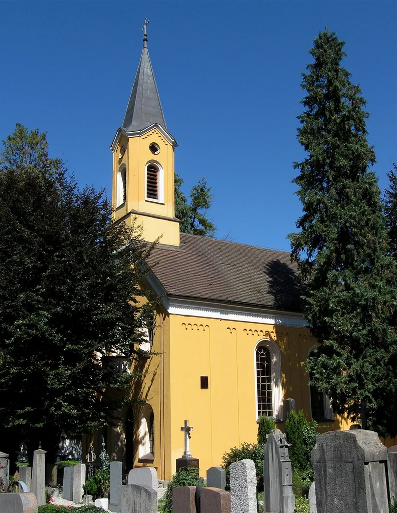 Im Hag. Friedhofskirche, neuromanische Saalkirche mit Dachreiter, 1850; mit Ausstattung; - städtischer Friedhof, 1544 angelegt, 1590, 1835 und 1848 erweitert, westlicher Teil modern erweitert, u.a. mit Grabdenkmälern (Obelisken und Pfeiler mit Urnenaufsätzen an der Wegkreuzung), Anfang 19. Jh., Reihe von schmiedeeisernen Grabkreuzen, 19./20. Jh., Gedenkstätte für Wasserburger Pfarrherren, mit Kreuz und Pieta, um 1900; - Friedhofsummauerung, unter Einbezug der mittelalterlichen Stadtmauer, Nordmauer mit Grabdenkmälern von Friedrich (um 1883), Mannhart (um 1902), Geigenberger (Ende 19. Jh.), Schweighart (um 1883), Südmauer mit zwei kolossalen Heiligenfiguren, 18.Jh. und Friedhofsportal, neuromanischer Backsteinbau mit eingelassenen Rotmarmorgrabsteinen des 16.-18. Jh., 1855; - Aussegnungshalle und Arkadengang, von 1837/38.
