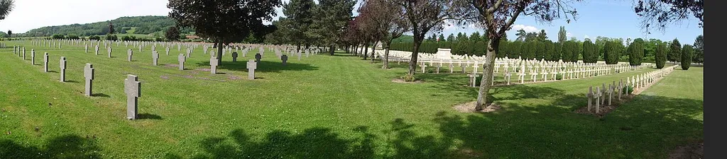 Necropole nationale de Soupir (Aisne) panorama par mouvement camera, à gauche: section allemande; à droite section française