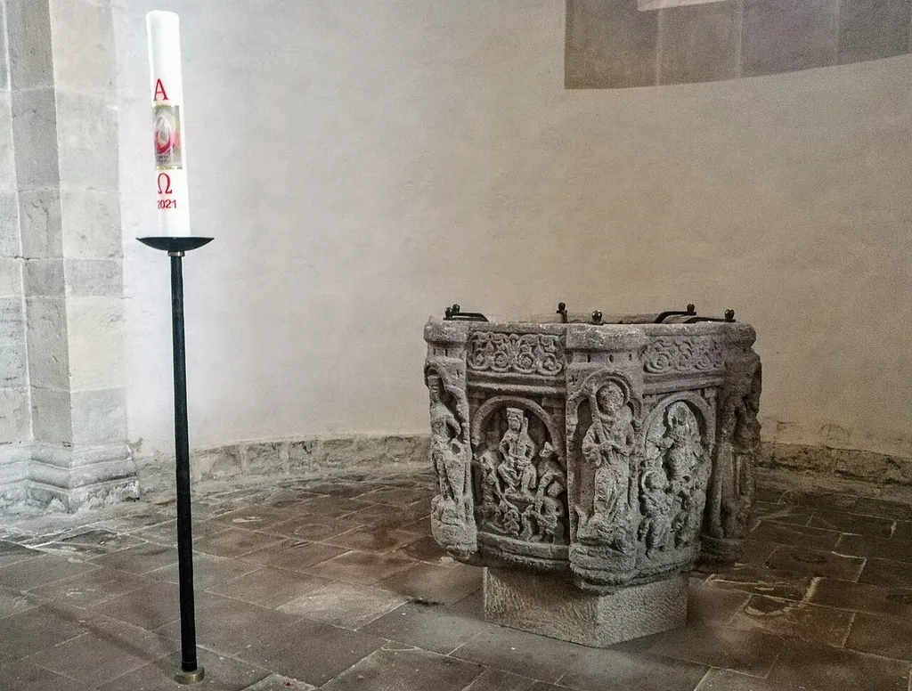 Das Taufbecken im Kloster Lippoldsberg.
