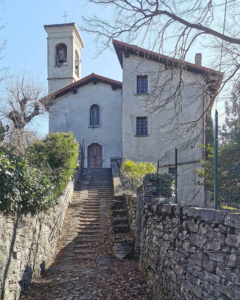 Vista della chiesa di Santa Elisabetta (Montepiatto, Torno) ed antiguo convento, dalla scala santa di accesso.