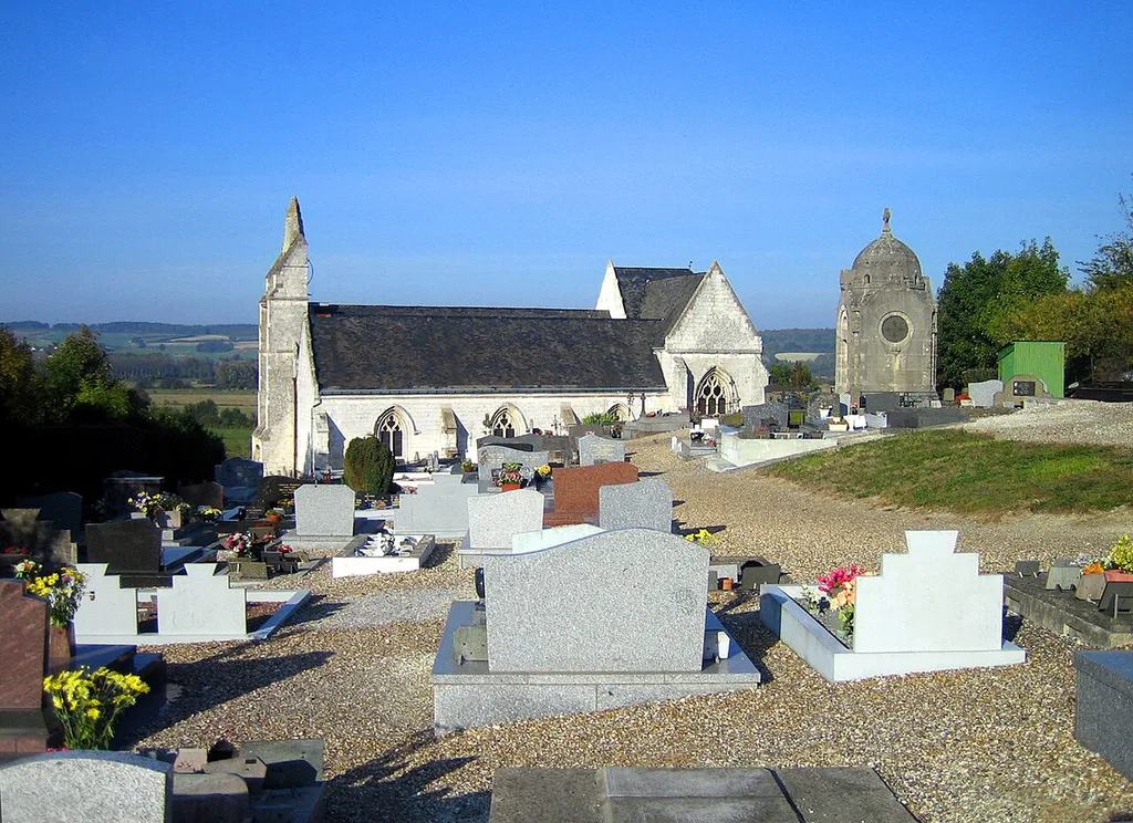 Liercourt (Somme, France) - Le cimetière descend en pente jusqu'au-delà de l'église qui domine la vallée.