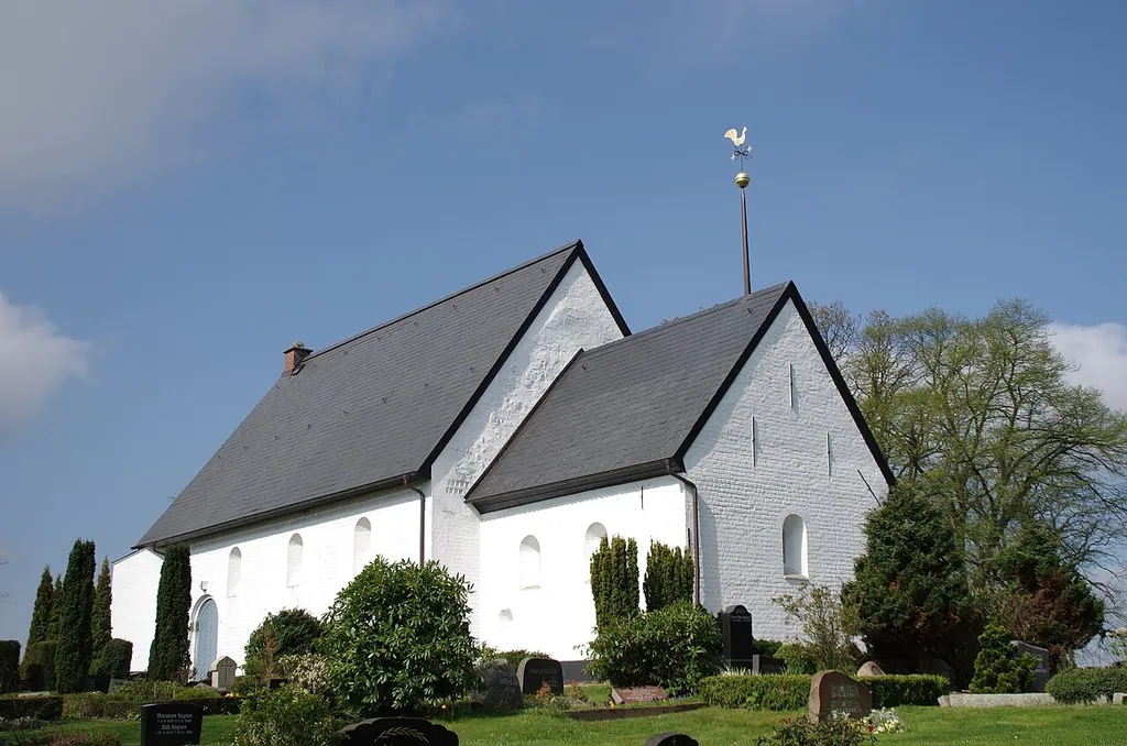 Boren in Schleswig-Holstein. Die Kirche ist mit dem Kirchhof denkmalgeschützt.