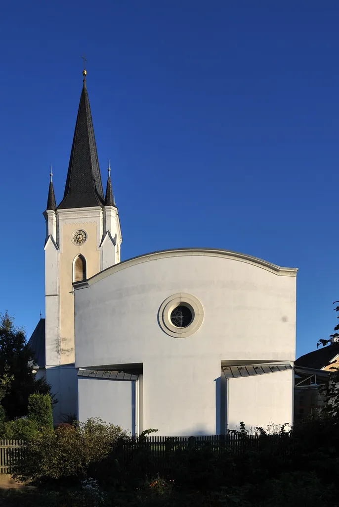 Kath. Pfarrkirche hl. Margaretha, Kruzifix/Kreuz, Kirchhofmauer Dieses Foto wurde im Rahmen des von Wikimedia Österreich unterstützten Projekts Wiki takes oberes Murtal erstellt. The making of this work was supported by Wikimedia Austria. For other files made with the support of Wikimedia Austria, please see the category Supported by Wikimedia Österreich.