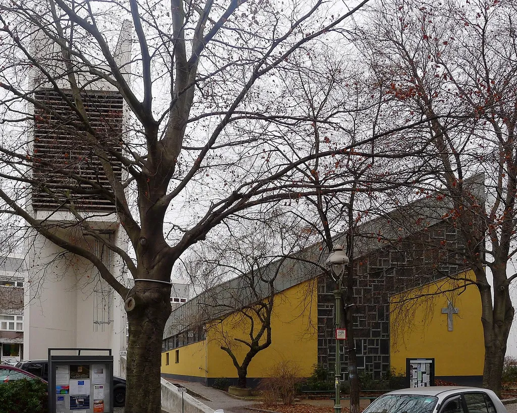 Die Philippus-Kirche von der Stierstraße aus gesehen.