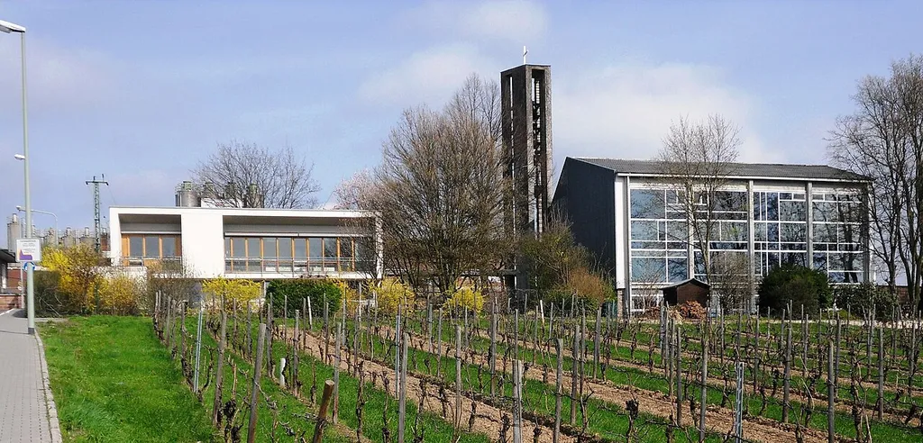 Evangelische Kirche Oestrich-Winkel in Mittelheim mit Pfarrhaus, Blick von Süden
