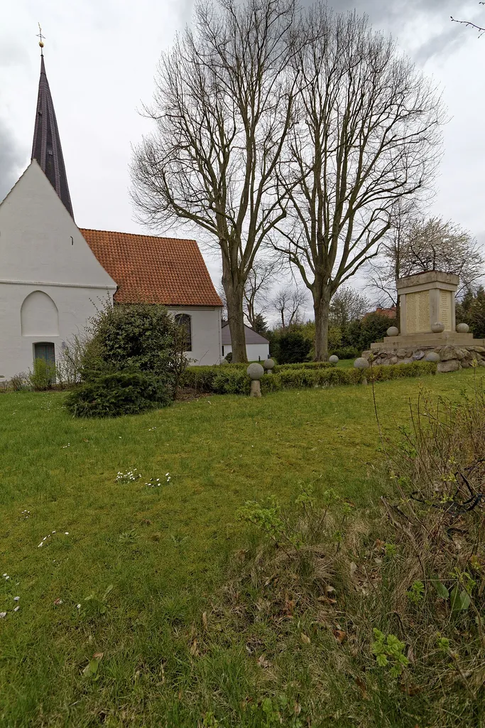 Jevenstedt Kirche, Kirchhof