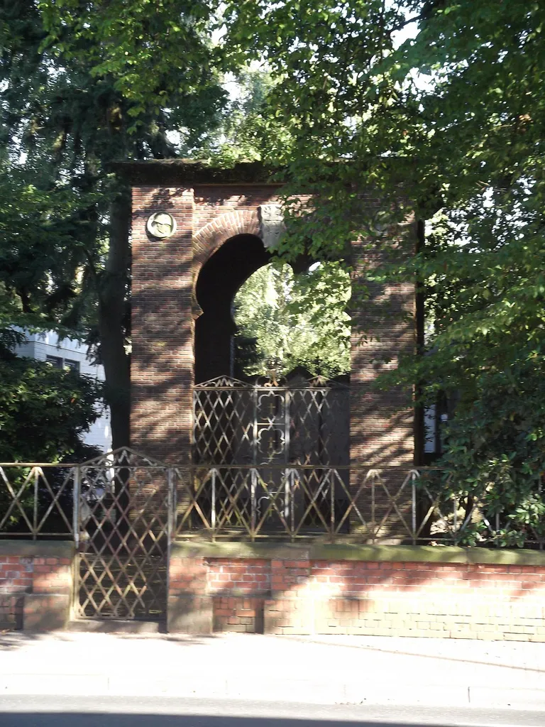 So-called Dragoon monument, position Oldenburg (Oldb), district Osternburg, Cloppenburger Strasse 3. Construction by O. Katzmann, opened 1924. Material Dutch clinker and sandstone. Decicated to the soldiers killed in action in the campaigns of 1866, 1870/71 and 1914-1918. On the backside a complete list of the victims. Source: Dietrich Hagen: Oldenburger Steinlese. Studien zur Natursteinverwendung und Dokumentation der steinernen Denkmäler, Brunnen und Skulpturen in der Stadt Oldenburg, Oldenburg (Isensee) 1993, S. 93.