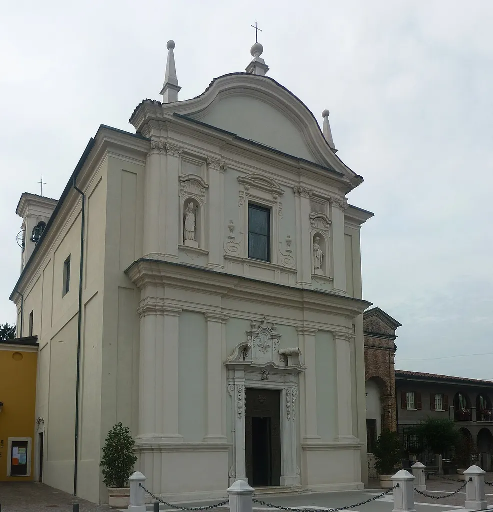 Facciata della chiesa dei santi Siro e Lucia con sagrato
