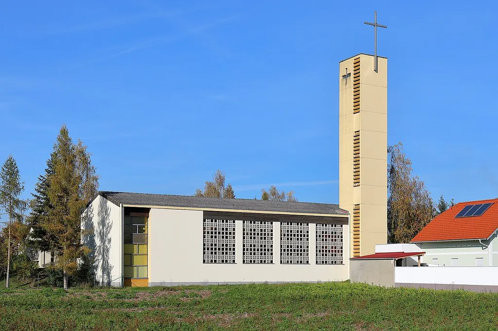 Südansicht der Friedenskirche in der oberösterreichischen Stadt Marchtrenk.Aufgrund der Vertreibungen gegen Ende des 2. Weltkrieges kamen evangelische Christen nach Marchtrenk, die anfangs von der evangelischen Gemeinde Wels betreut wurden. 1954 erhielt Marchtrenk den Status einer Predigtstation und 1961 den einer eigenständigen Pfarrgemeinde. Ab 1957 erfolgte der Bau eines 1. Pfarrhauses. Am 26. Mai 1968 fand die Grundsteinlegung der neuen Pfarrkirche statt und am 21. Juni 1970 wurde sie feierlich durch Bischof Sakrausky, Superintendent Dr. Temmel und Pfarrer Steininger eingeweiht. Im Jahr 2011 wurde das große, nachts beleuchtete Kreuz am Kirchturm angebracht.