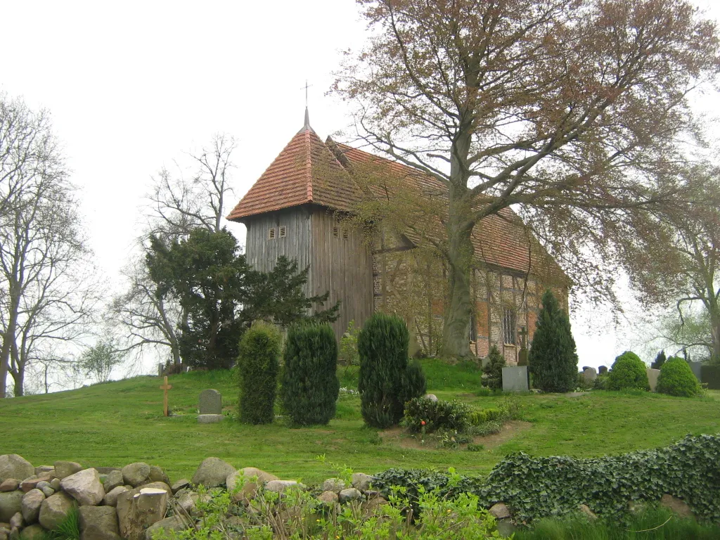Kirche in Kloster Wulfshagen. Kloster Wulfshagen hatte kein eigenes Kloster. Der Ort wird 1233 als Wulfardeshagen erstmals erwähnt. Ab dem 14. Jh hieß er nach der Besitzerfamilie „Zepelin Wulfshagen“. Seit das Dorf 1730 an das Kloster Ribnitz verkauft wurde trägt es seinen heutigen Namen. Kloster Wulfshagen gehört heute zur Stadt Marlow im Landkreis Nordvorpommern