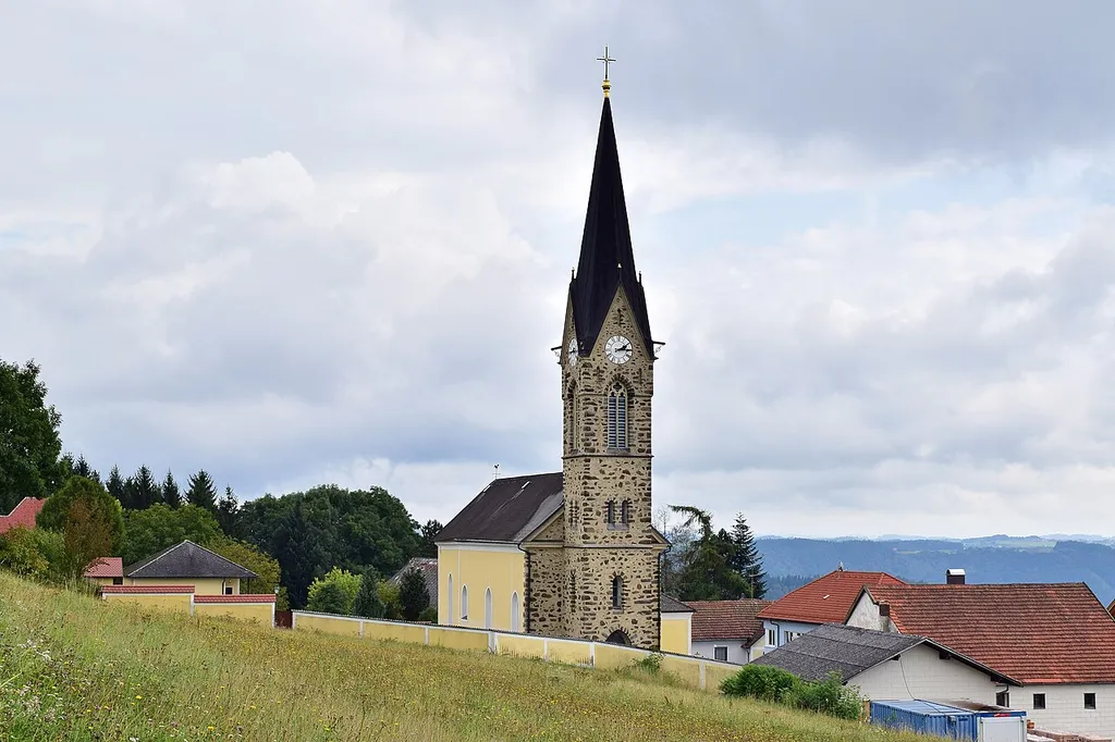 Kath. Pfarrkirche hl. Nikolaus und Kirchhof