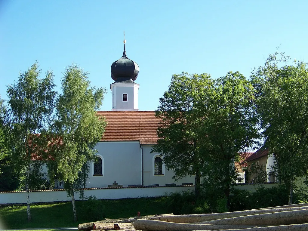 Oberschneiding, Großenpinning. Kirche Sankt Emmeram und Kassian aus der 2. Hälfte des 15. Jahrhunderts, Sakristei 1865; mit Ausstattung.