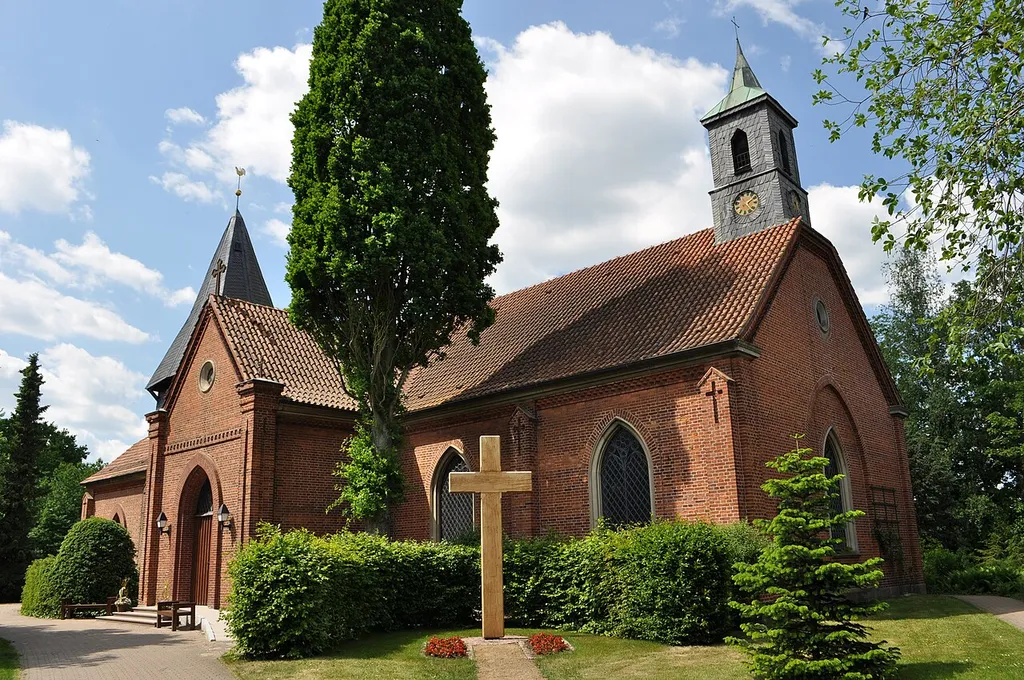Blick von Südosten auf die Kirche von Leezen (Holstein).